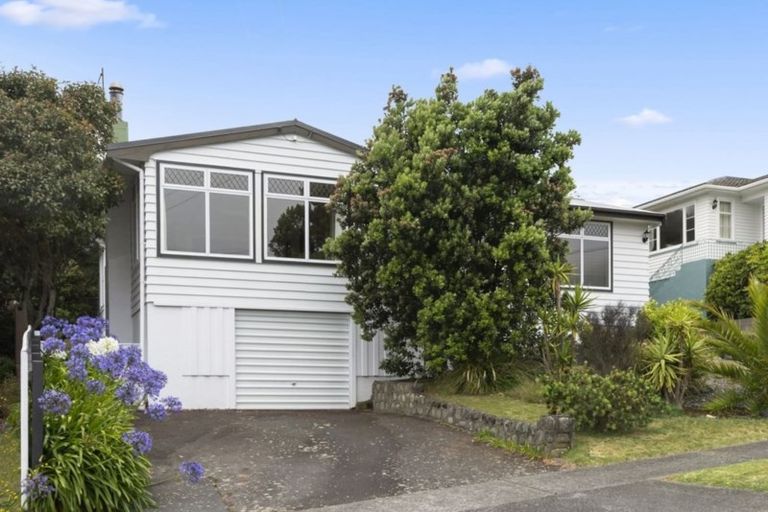 Photo of property in 89 Taylor Terrace, Tawa, Wellington, 5028