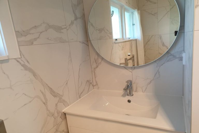 Photo of property in 11 College Road, Northcote, Auckland, 0627