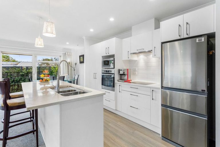 Photo of property in 10 Waitaha Close, Orewa, 0931