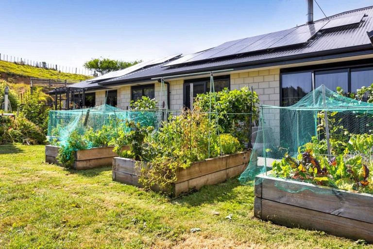 Photo of property in 2 Te Ara Karoiroa Road, Hurford, New Plymouth, 4374