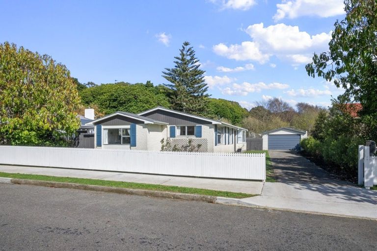 Photo of property in 18 Leybourne Avenue, Waikanae, 5036