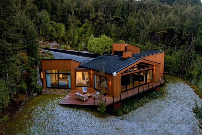 Photo of property in 18 Falcon Heights, Mount Creighton, Queenstown, 9371