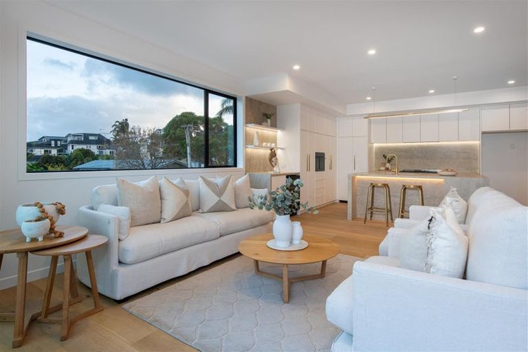 Photo of property in 18a Eastcliffe Road, Castor Bay, Auckland, 0620