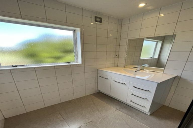 Photo of property in 1/22 Fernlea Rise, Bayview, Auckland, 0629