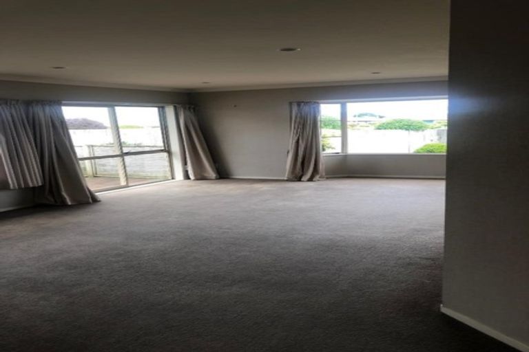 Photo of property in 17 Balmerino Grove, Waikanae, 5036