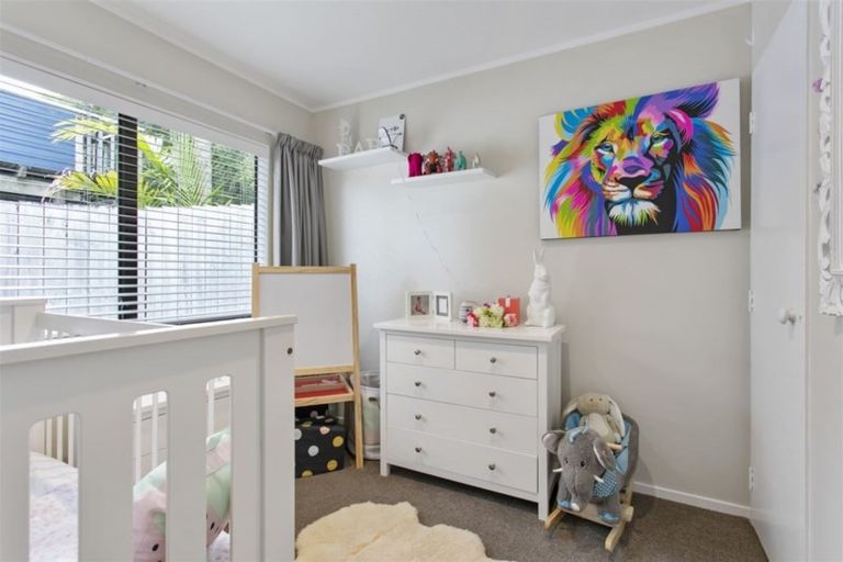 Photo of property in 1/10 Oreil Avenue, West Harbour, Auckland, 0618