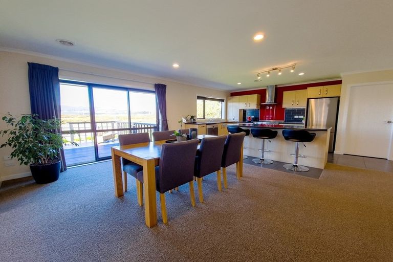 Photo of property in 12 Ron Place, Fitzherbert, Palmerston North, 4410