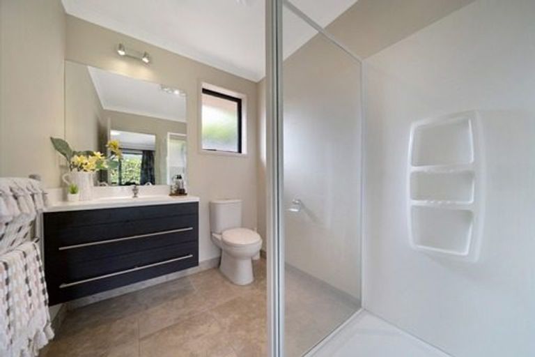 Photo of property in 2 Renata Crescent, Te Atatu Peninsula, Auckland, 0610