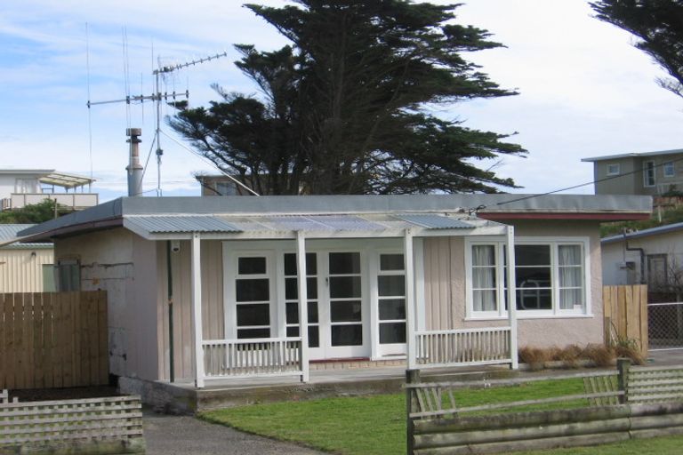 Photo of property in 6 Brown Terrace, Foxton Beach, Foxton, 4815