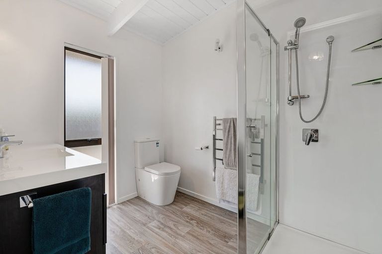 Photo of property in 25a Tindalls Bay Road, Tindalls Beach, Whangaparaoa, 0930