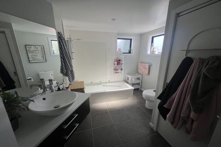 Photo of property in 22 Capilano Place, Glenfield, Auckland, 0629