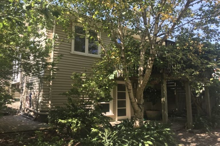 Photo of property in 60 Taylor Terrace, Tawa, Wellington, 5028