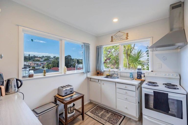 Photo of property in 1/5 Keldale Place, Forrest Hill, Auckland, 0620