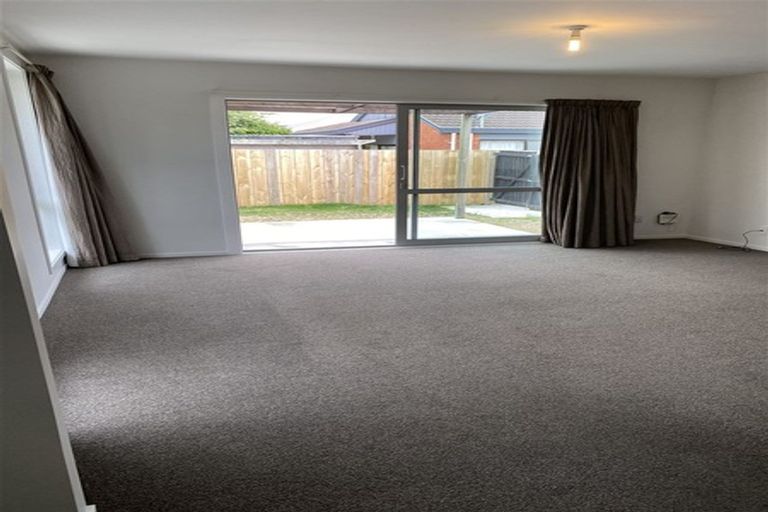 Photo of property in 2/73 Royal Park Drive, Parklands, Christchurch, 8083