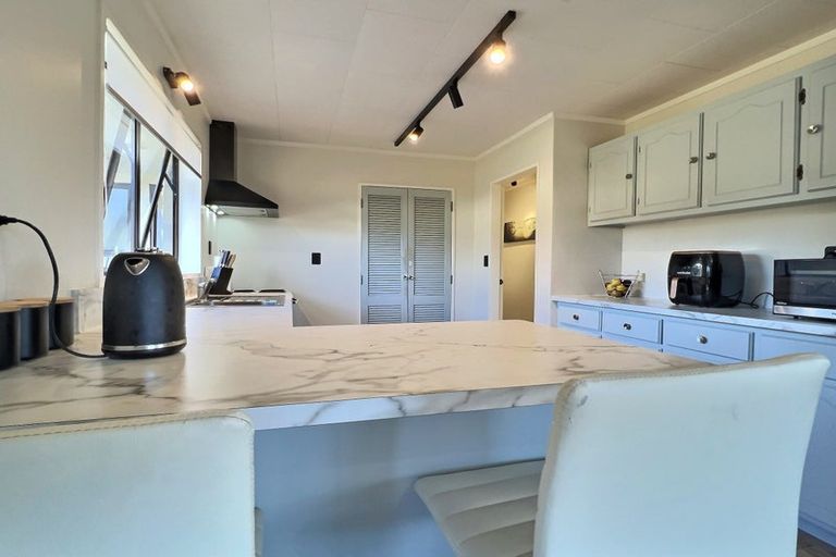 Photo of property in 18 Reeves Street, Waikanae Beach, Waikanae, 5036