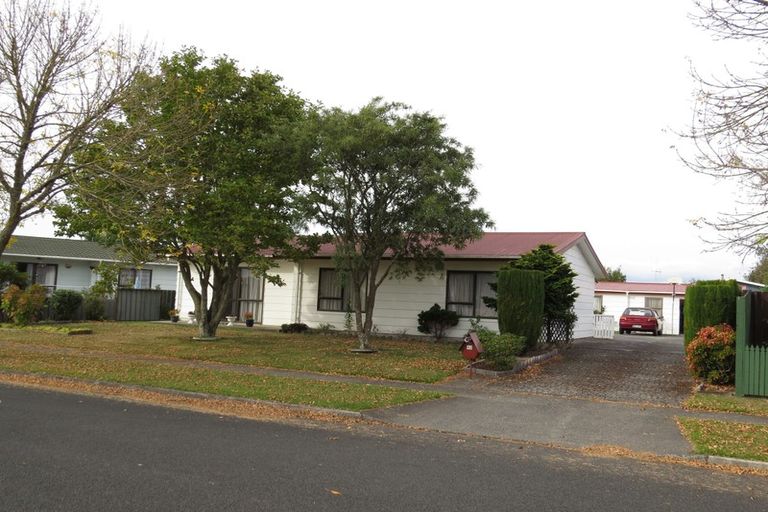 Photo of property in 92 Oakfield Crescent, Pukete, Hamilton, 3200