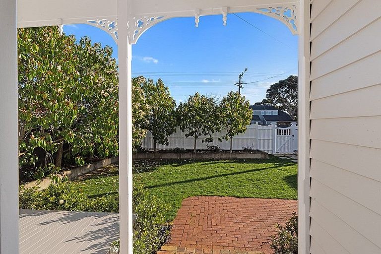 Photo of property in 2/70 Princes Street, Northcote Point, Auckland, 0627