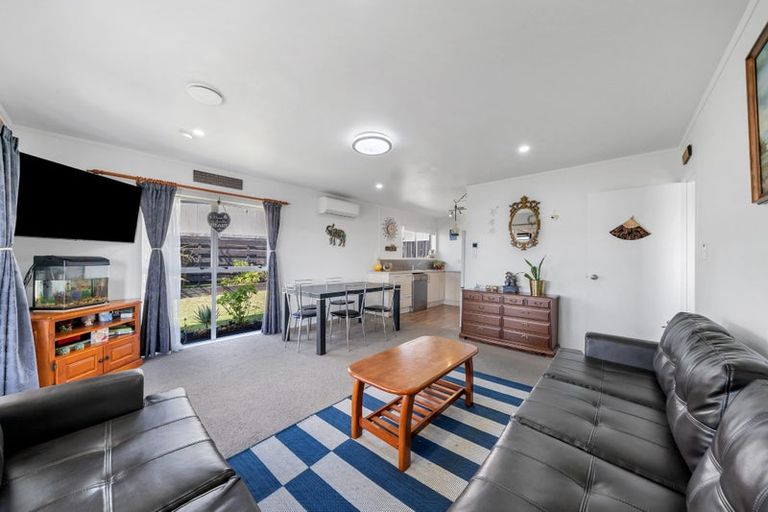 Photo of property in 2/56 Archibald Road, Kelston, Auckland, 0602