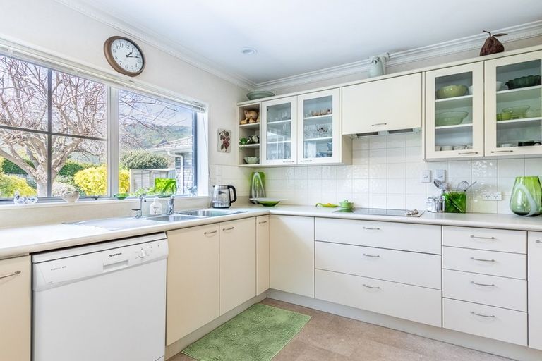 Photo of property in 3 Papawai Grove, Waikanae, 5036