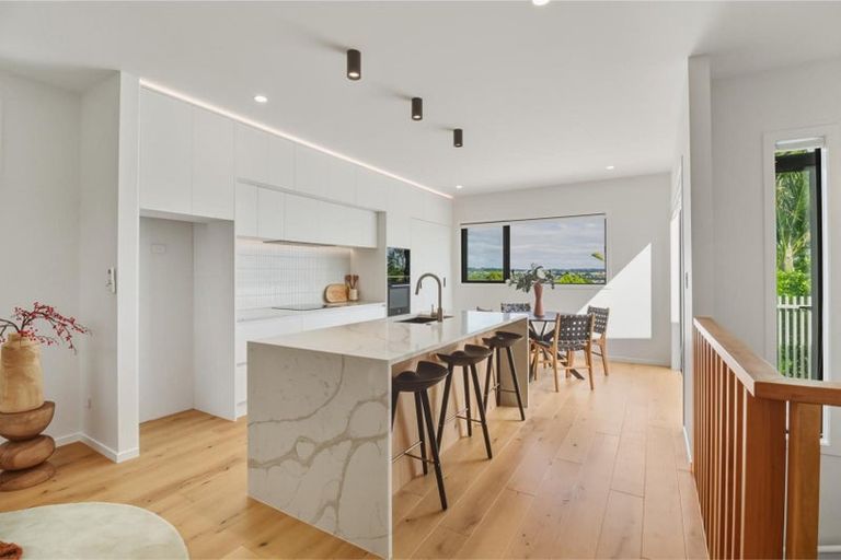 Photo of property in 85a Awaroa Road, Sunnyvale, Auckland, 0612