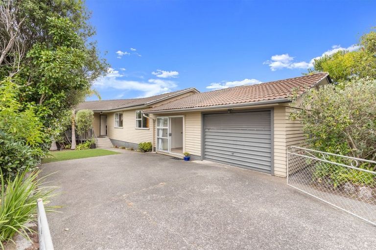 Photo of property in 6 Mowbray Place, Sunnynook, Auckland, 0620