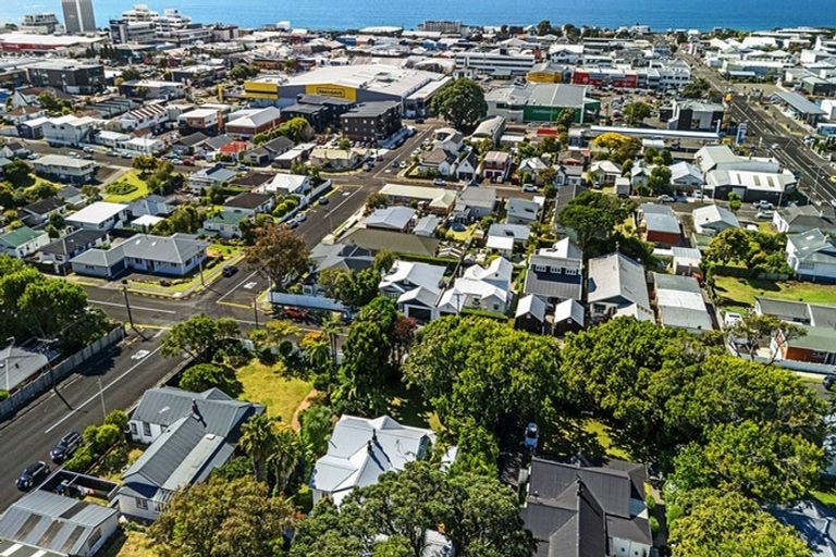 Photo of property in 90 Pendarves Street, New Plymouth, 4310