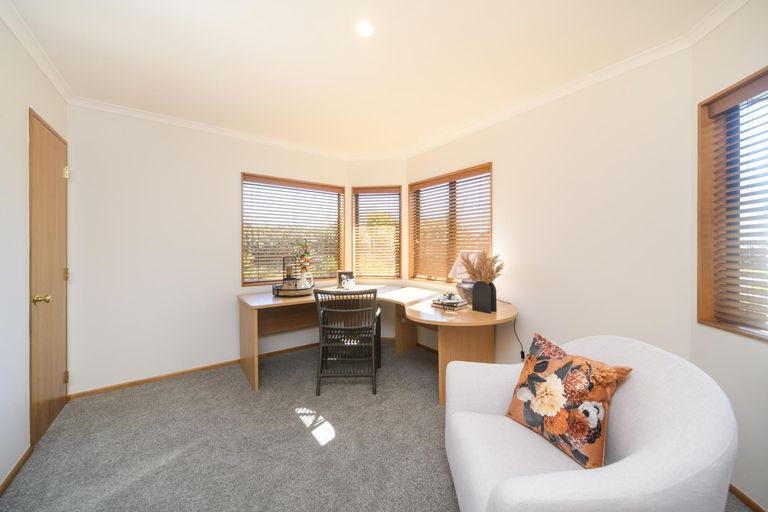 Photo of property in 122 Pacific Drive, Fitzherbert, Palmerston North, 4410