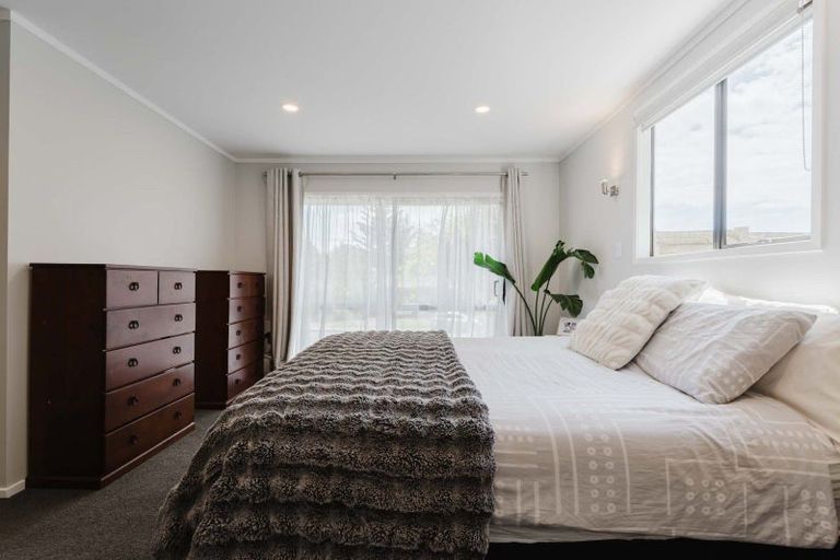 Photo of property in 7 John Dee Crescent, Red Beach, 0932