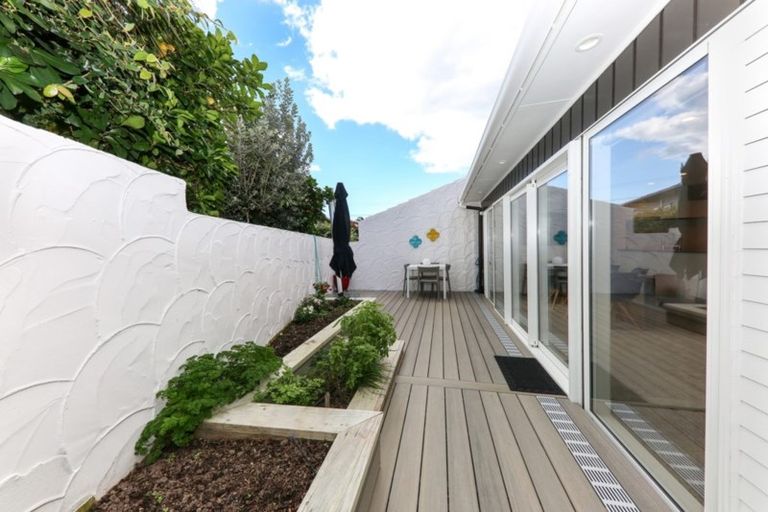 Photo of property in 2/19 Seaview Avenue, Northcote, Auckland, 0627