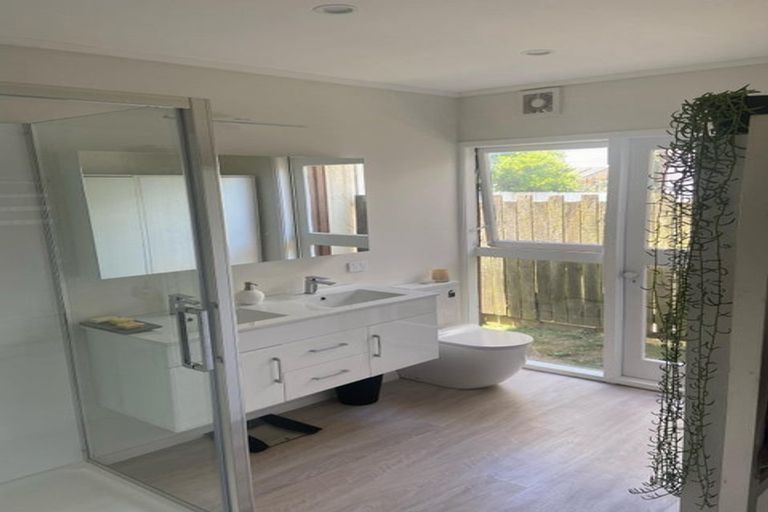 Photo of property in 1 Priestley Drive, Bucklands Beach, Auckland, 2014