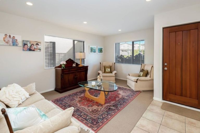 Photo of property in 11 Bunker Rise, Golflands, Auckland, 2013