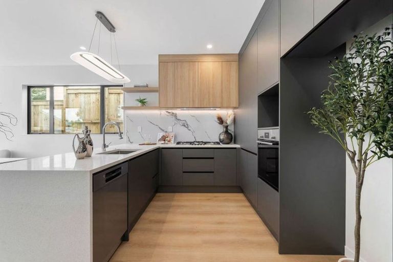 Photo of property in 16c Madison Place, Forrest Hill, Auckland, 0620