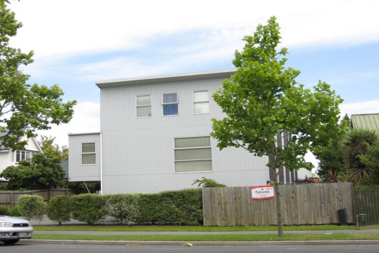 Photo of property in 2/3 Grove Road, Addington, Christchurch, 8024