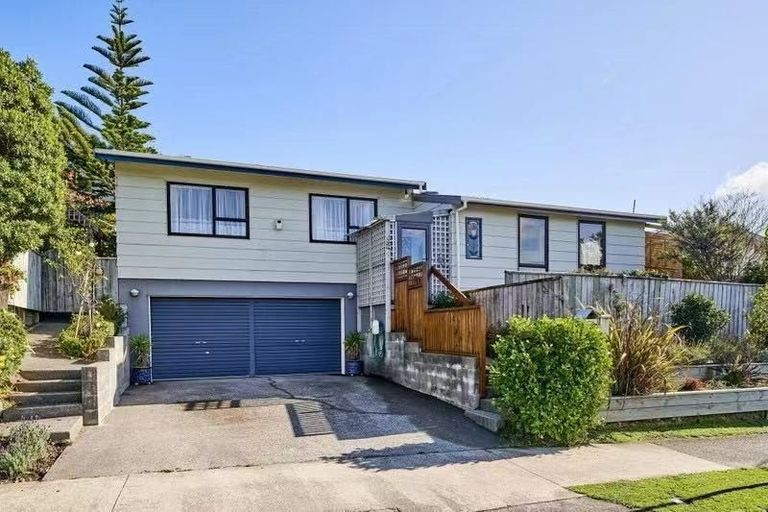 Photo of property in 75 Omapere Street, Whitby, Porirua, 5024