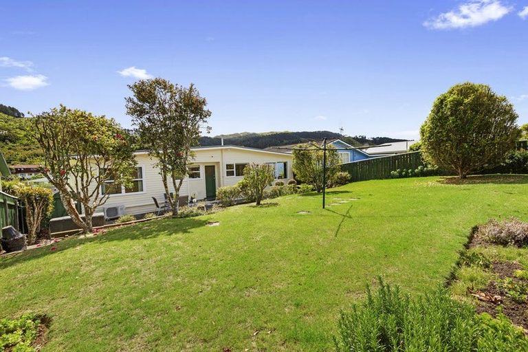 Photo of property in 8 Fitzwilliam Terrace, Tawa, Wellington, 5028