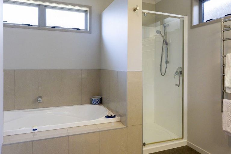 Photo of property in 2/30 Ingle Avenue, Waipahihi, Taupo, 3330