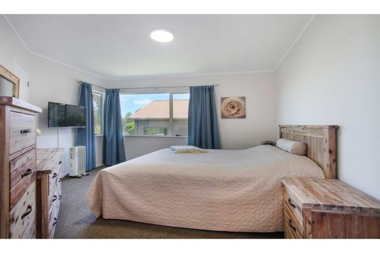 Photo of property in 1/272 Glamorgan Drive, Northcross, Auckland, 0630