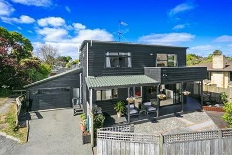 Photo of property in 2/182 Queen Street, Northcote Point, Auckland, 0627