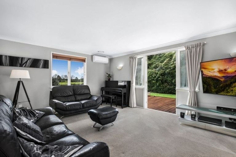 Photo of property in 12 Village Way, Ardmore, Papakura, 2582