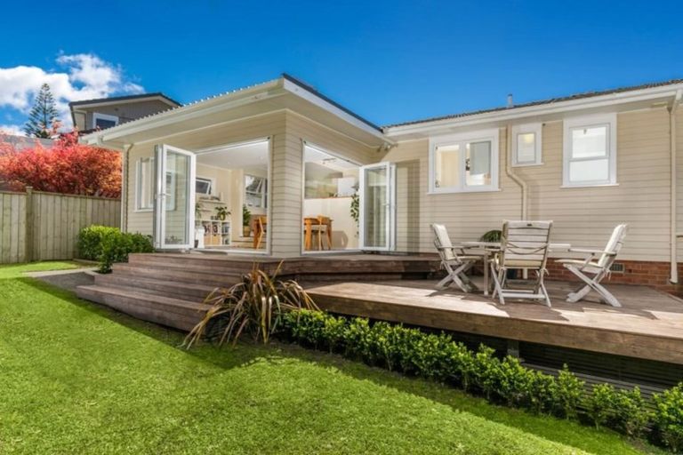 Photo of property in 52 Normanton Street, Glenfield, Auckland, 0629