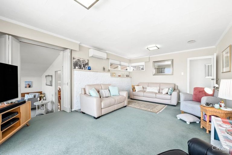 Photo of property in 21 Acacia Avenue, Maungaraki, Lower Hutt, 5010