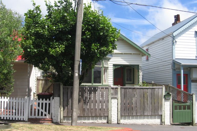 Photo of property in 28 Queen Street, Mount Victoria, Wellington, 6011