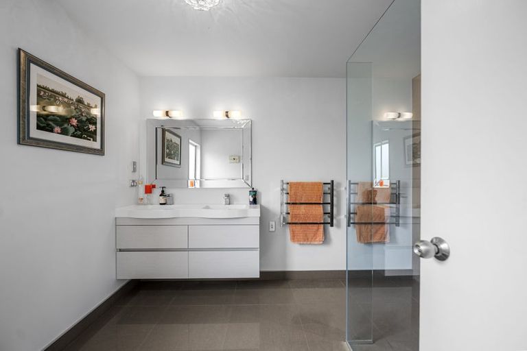 Photo of property in 38 Ravenstone Place, Chatswood, Auckland, 0626