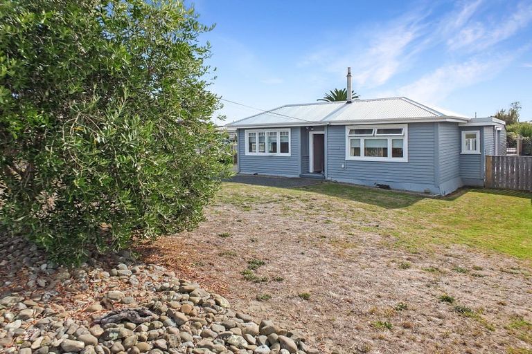 Photo of property in 15 Roore Street, Foxton Beach, Foxton, 4815