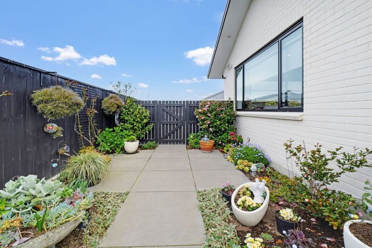 Photo of property in 37 Daniel Place, Kelvin Grove, Palmerston North, 4414