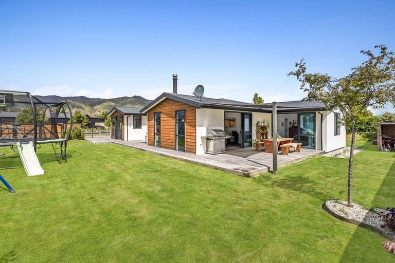 Photo of property in 9 Isthmus Place, Lake Hawea, Wanaka, 9382