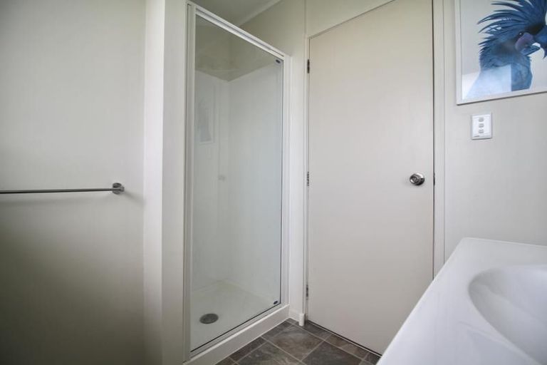 Photo of property in 1/8 Louise Place, West Harbour, Auckland, 0618