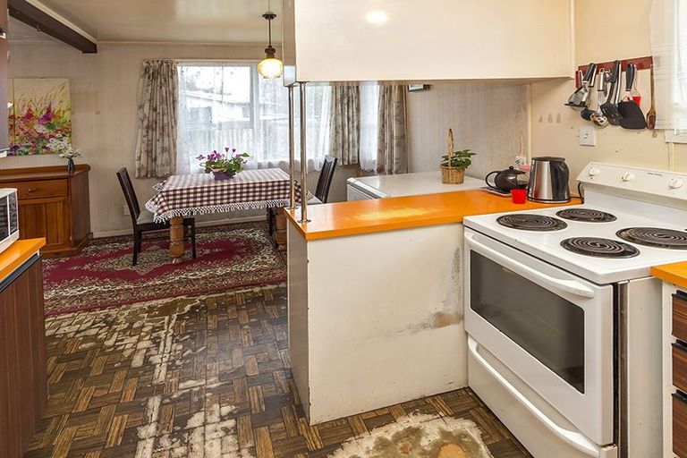 Photo of property in 16 Darren Crescent, Half Moon Bay, Auckland, 2012