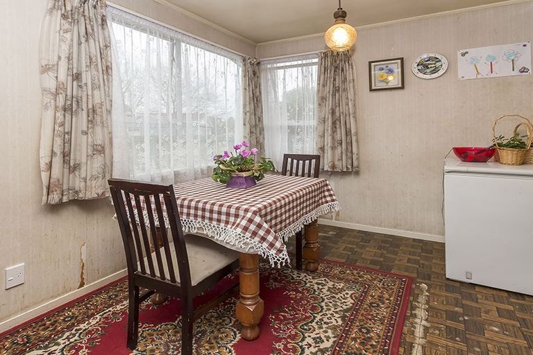 Photo of property in 16 Darren Crescent, Half Moon Bay, Auckland, 2012