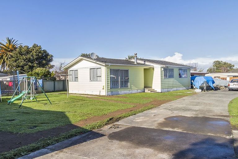 Photo of property in 16 Darren Crescent, Half Moon Bay, Auckland, 2012